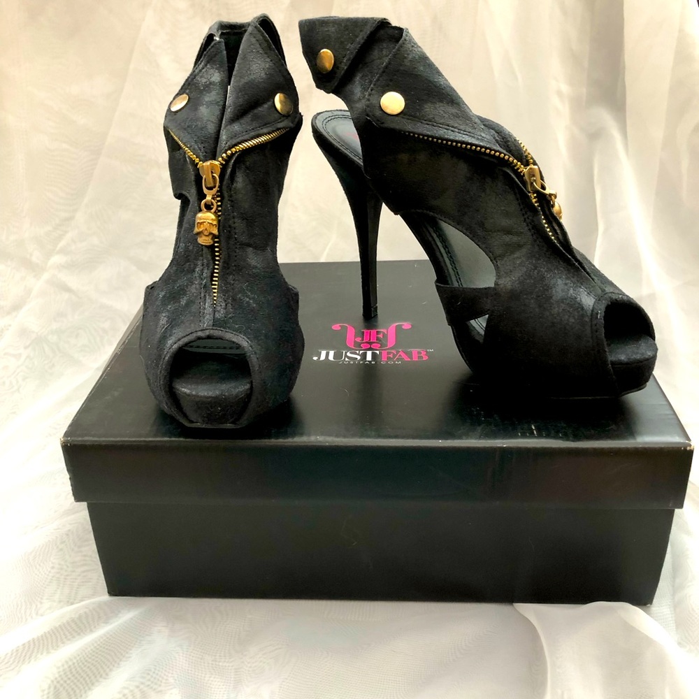 Just Fab Black high-heel Sz 9 Morgandy NIB Has snaps skulls and zippers.